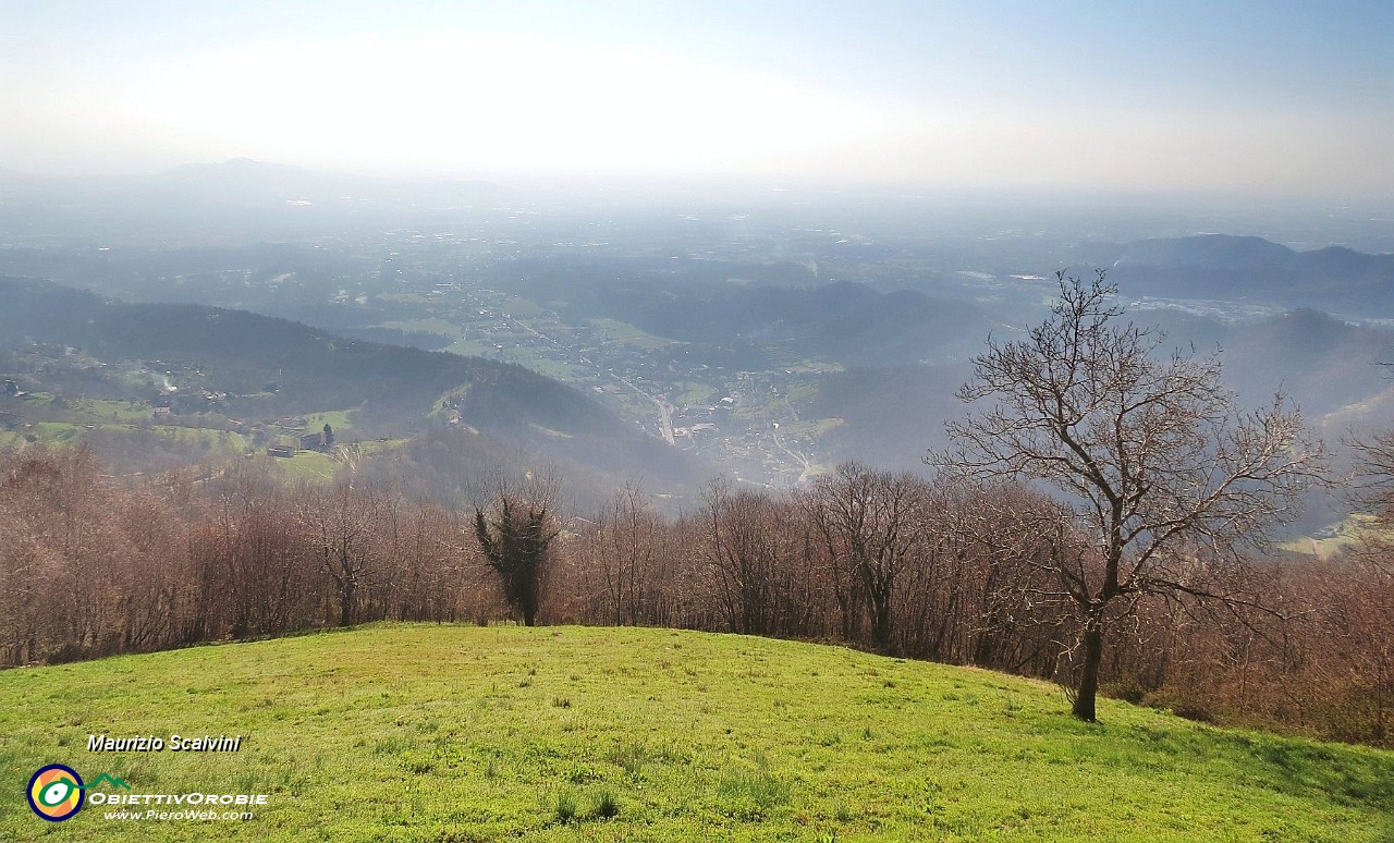 10 Panorama verso la valle di Palazzago, peccato la foschia....JPG